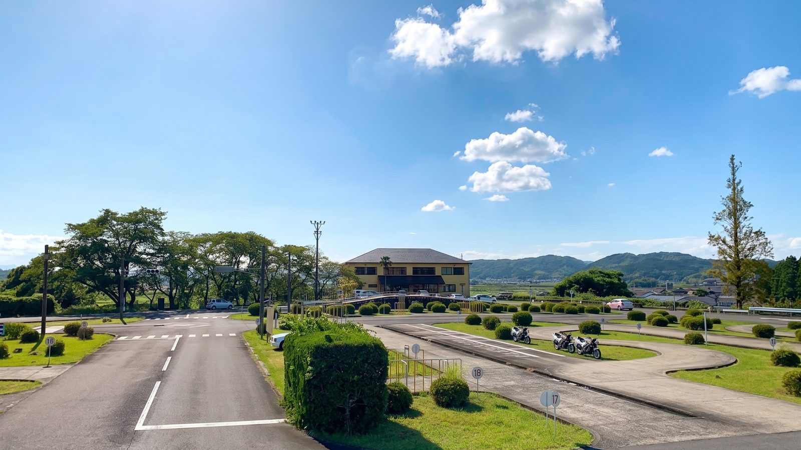 上野自動車学校 外観と場内コース